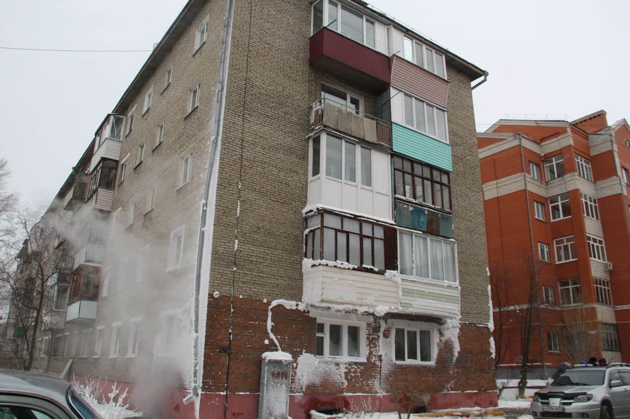 Коммунальщики откачали 10 бочек воды из подвала в доме 25 на Карбышева