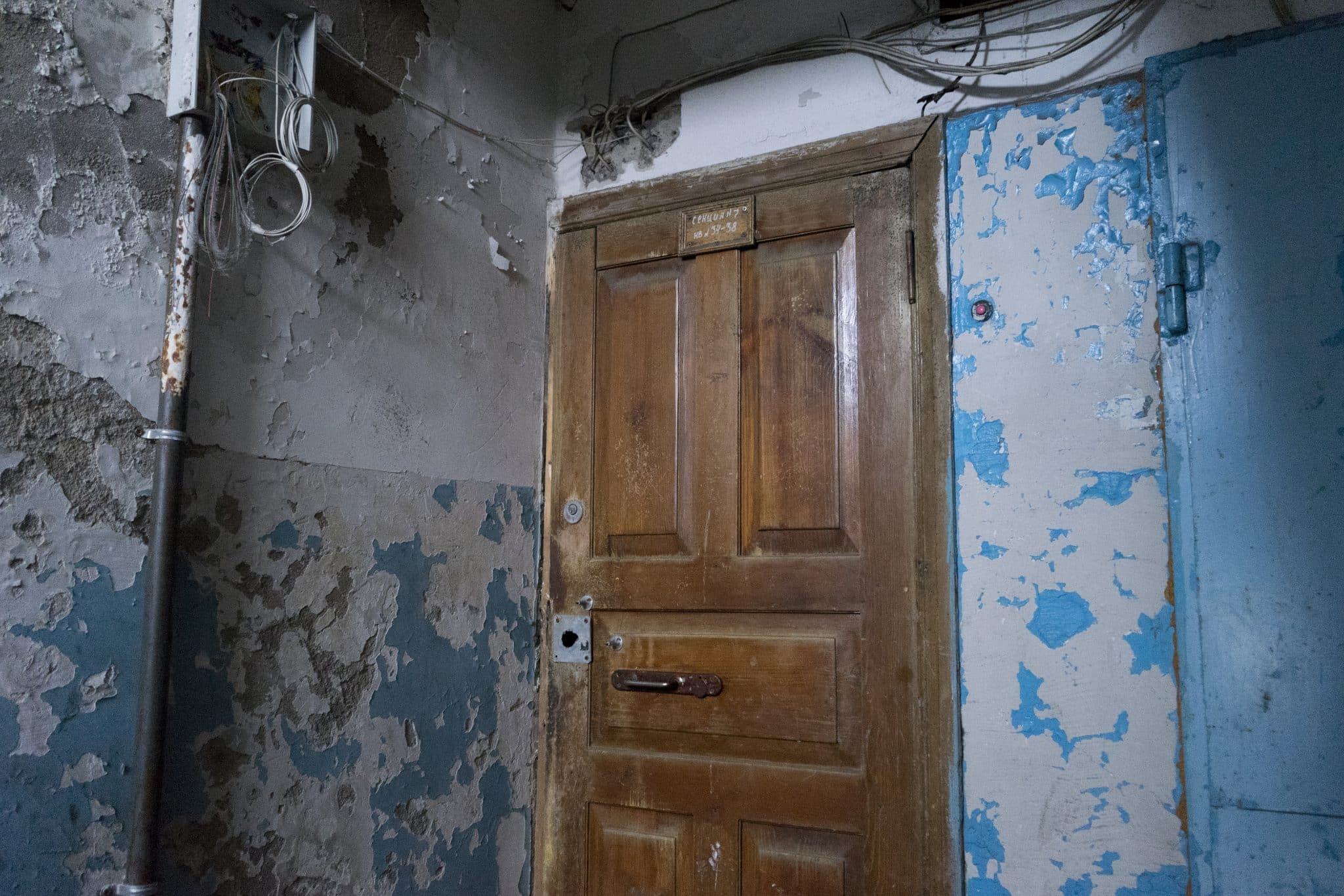 Дом, в котором больше никто не живет - фоторепортаж из аварийной пятиэтажки
