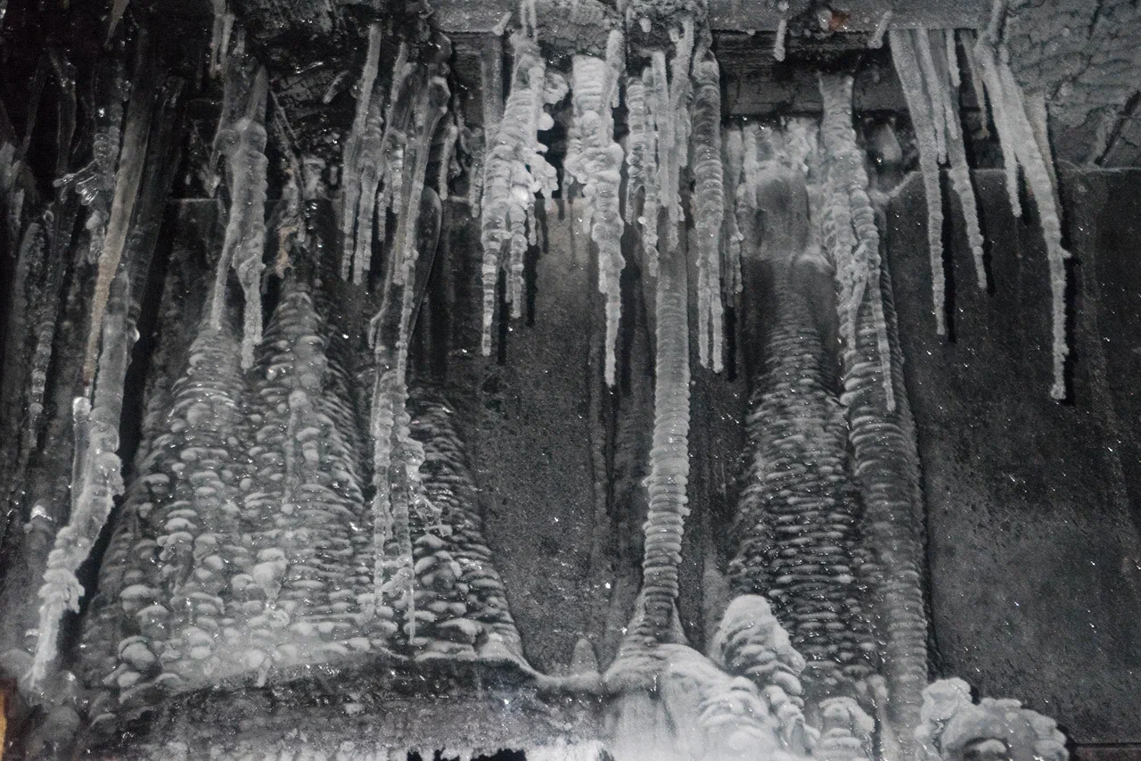 Ледяной грот вместо входа в квартиру - репортаж из сгоревшего дома, где продолжают жить омичи