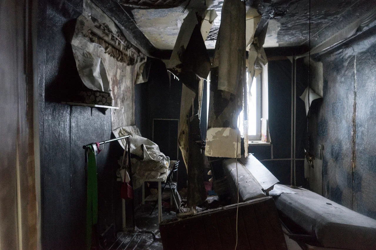 Ледяной грот вместо входа в квартиру - репортаж из сгоревшего дома, где продолжают жить омичи