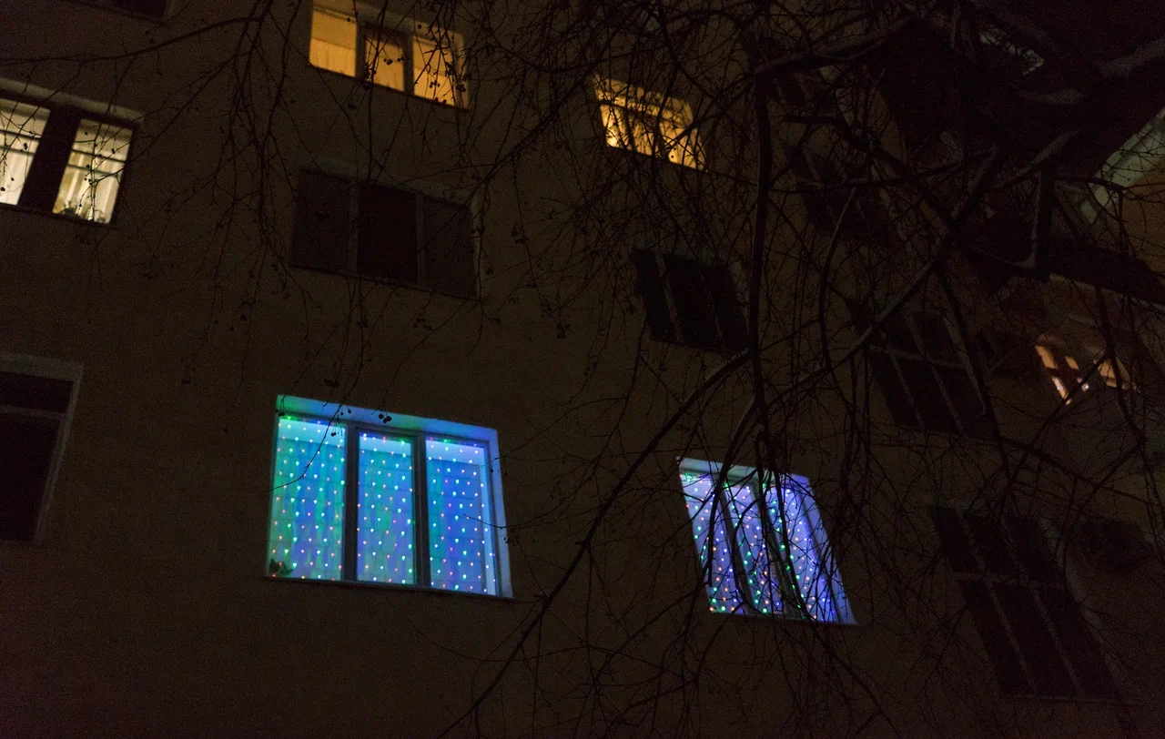 Уютные окна января: фоторепортаж из обычных омских дворов