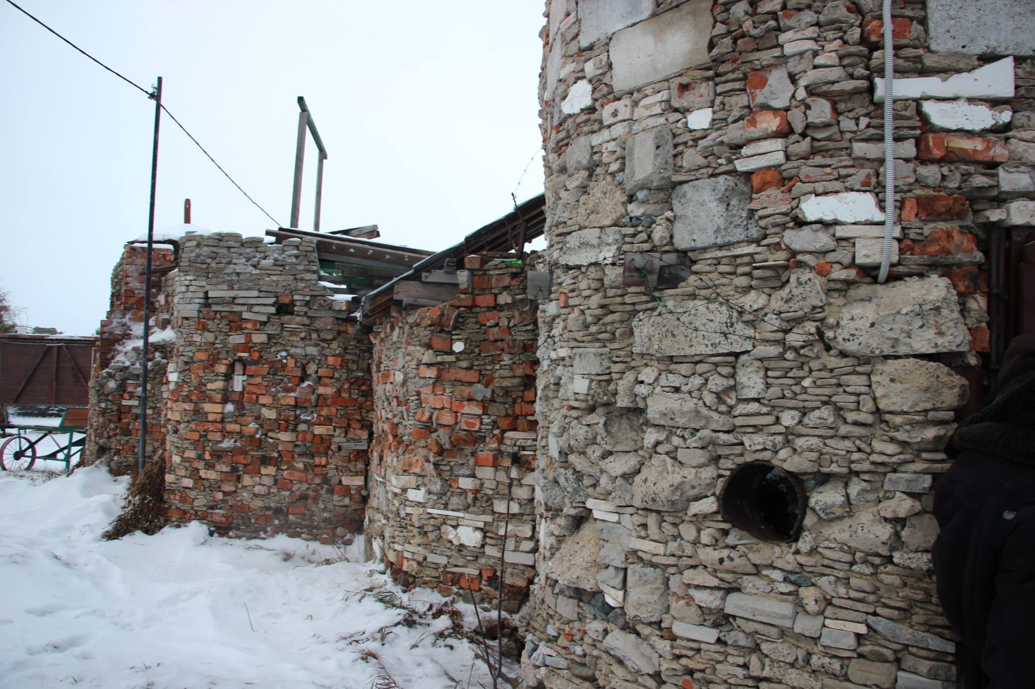 Омский пенсионер построил средневековую крепость из мусора — показываем, что там внутри