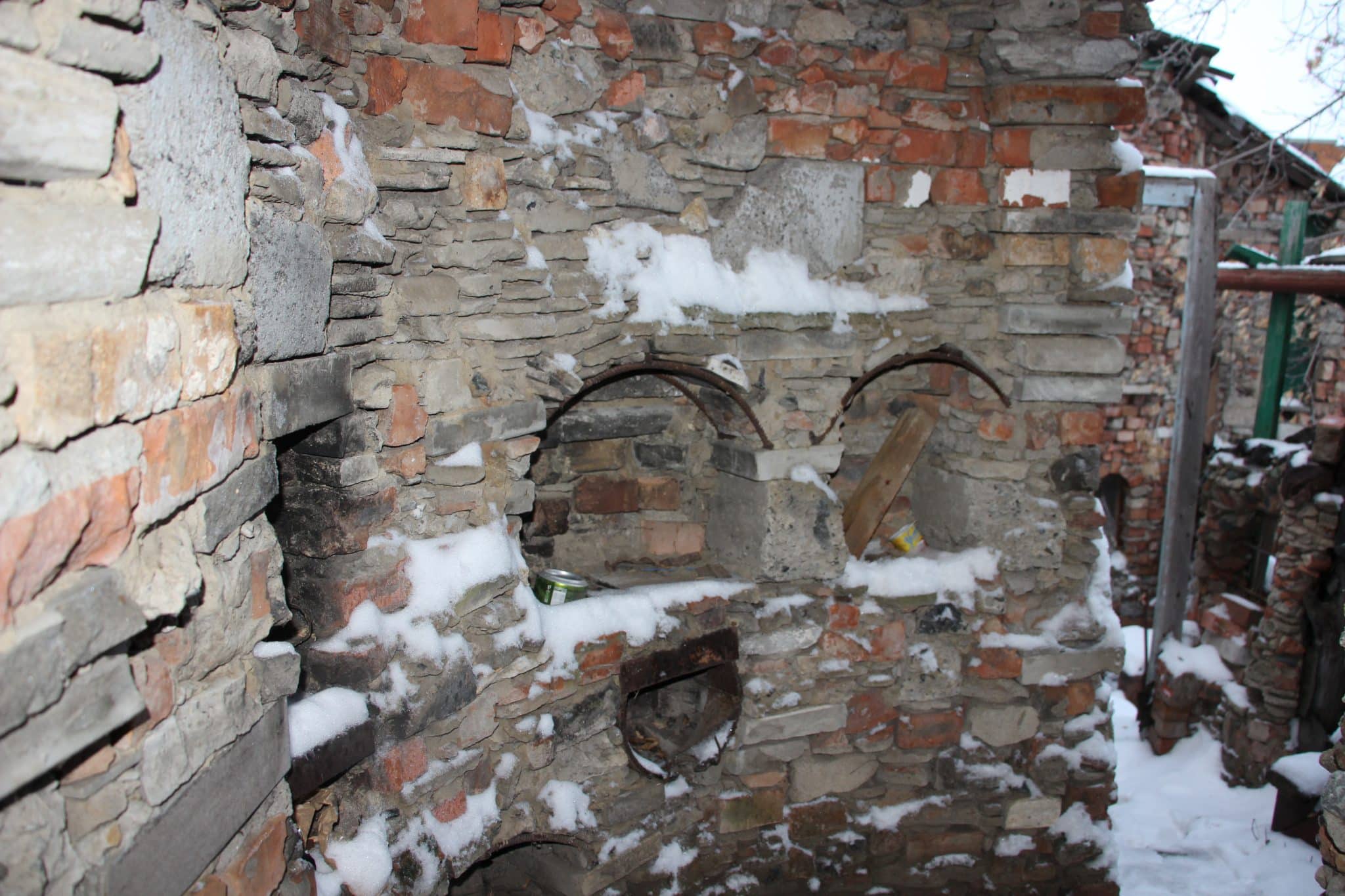 Омский пенсионер построил средневековую крепость из мусора — показываем, что там внутри