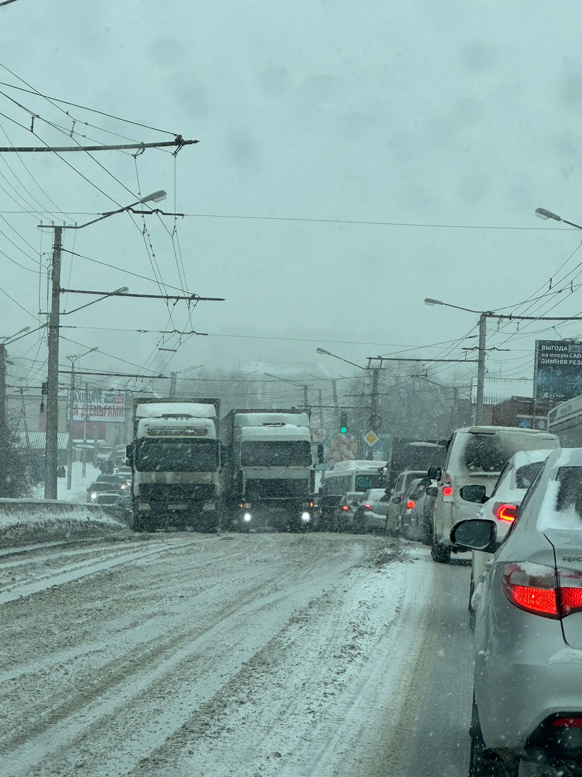Две фуры перекрыли мост на Московке — омичи встали в пробке