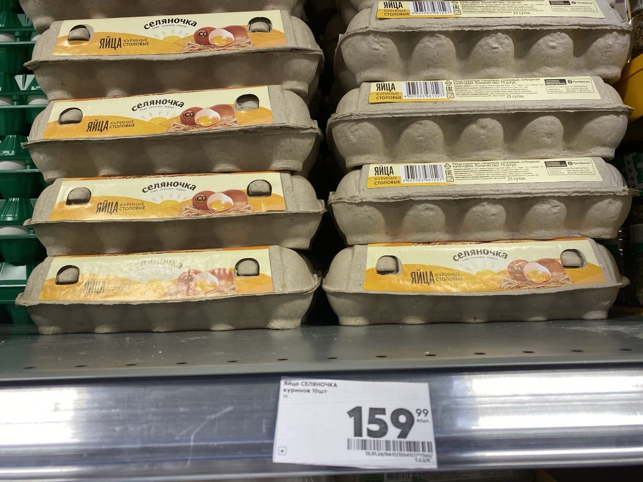 В омском супермаркете устроили распродажу яиц с истекающим сроком годности