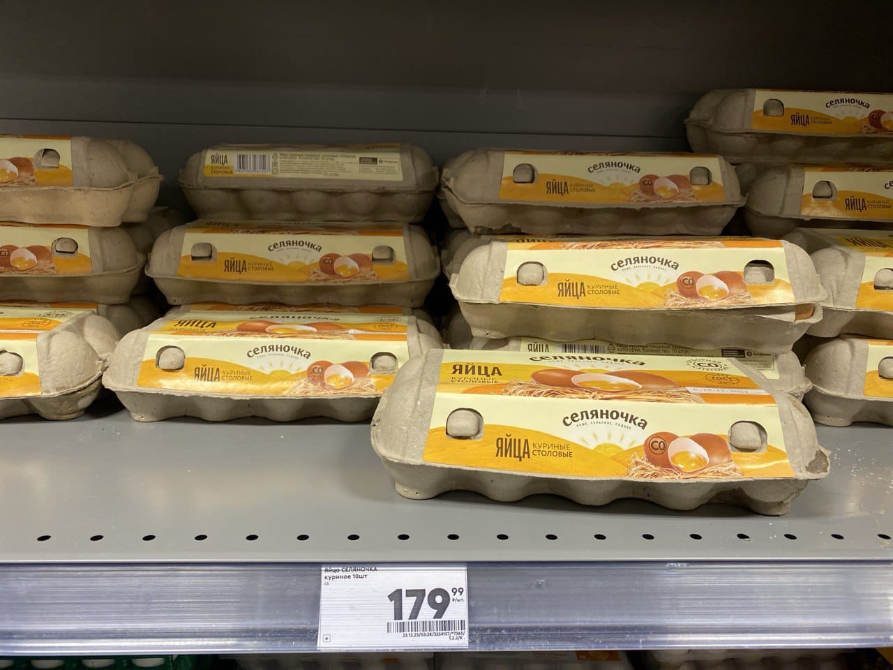 В омском супермаркете устроили распродажу яиц с истекающим сроком годности