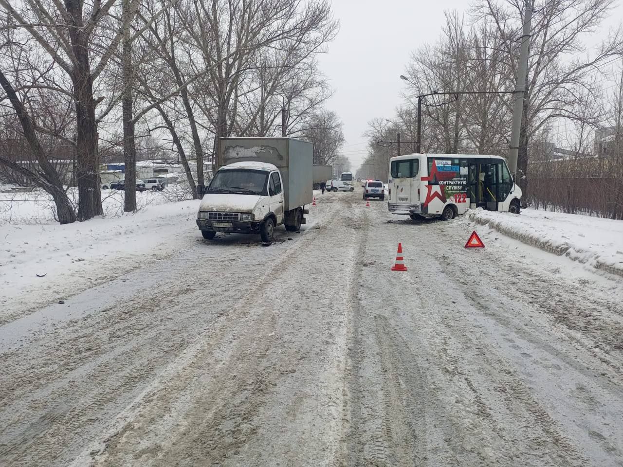 В Омске рейсовый автобус врезался в столб — пассажирам понадобилась помощь медиков