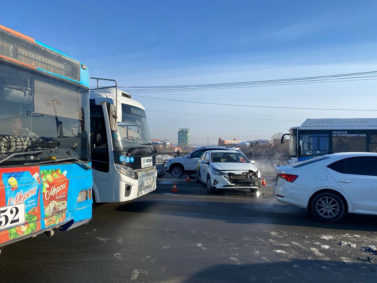 На мосту в центре Омска произошла массовая авария с участием троллейбуса и такси