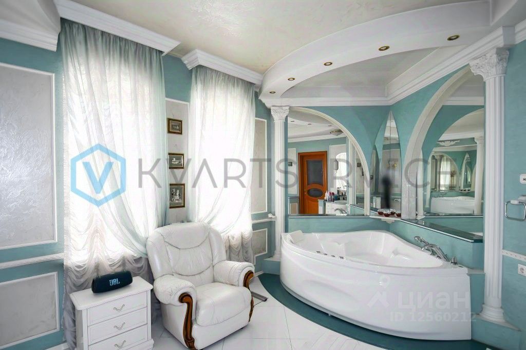 В Омске продают особняк с двумя бассейнами, сауной и креслом в ванной
