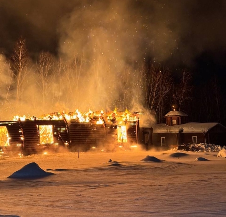 Горевший ночью в Омской области монастырь потушили