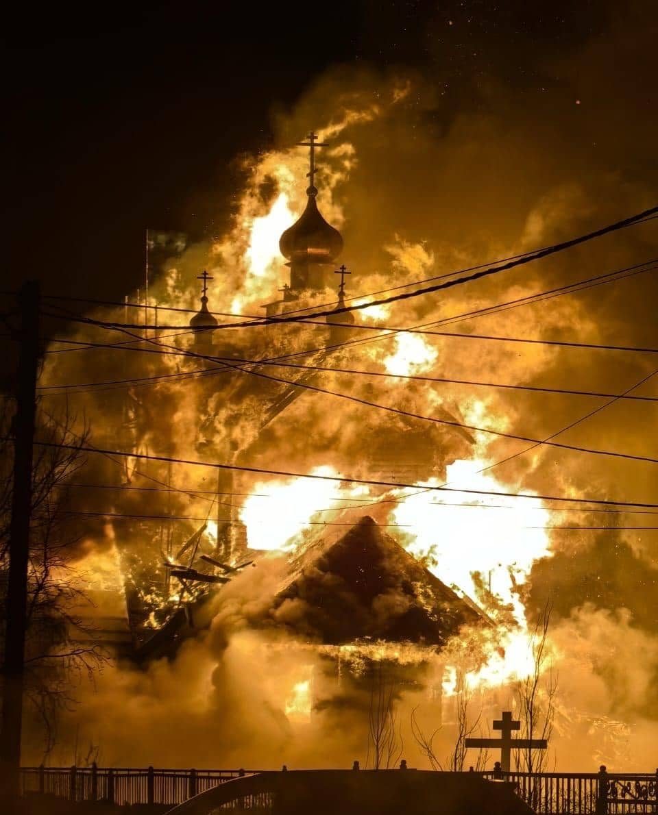 Фото дня: горящий храм в посёлке Марьяновка