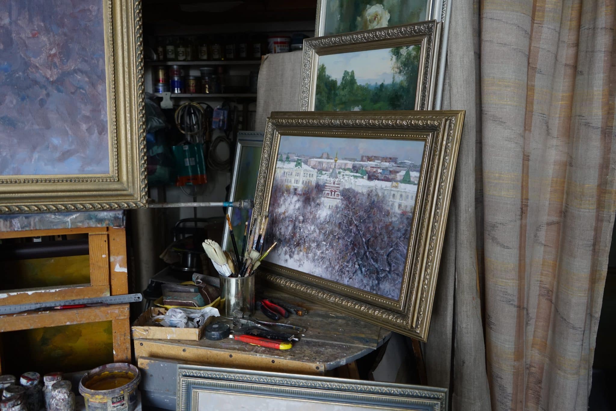 "Пасмурная погода - подарок для живописца" - история художника который рисует омских губернаторов