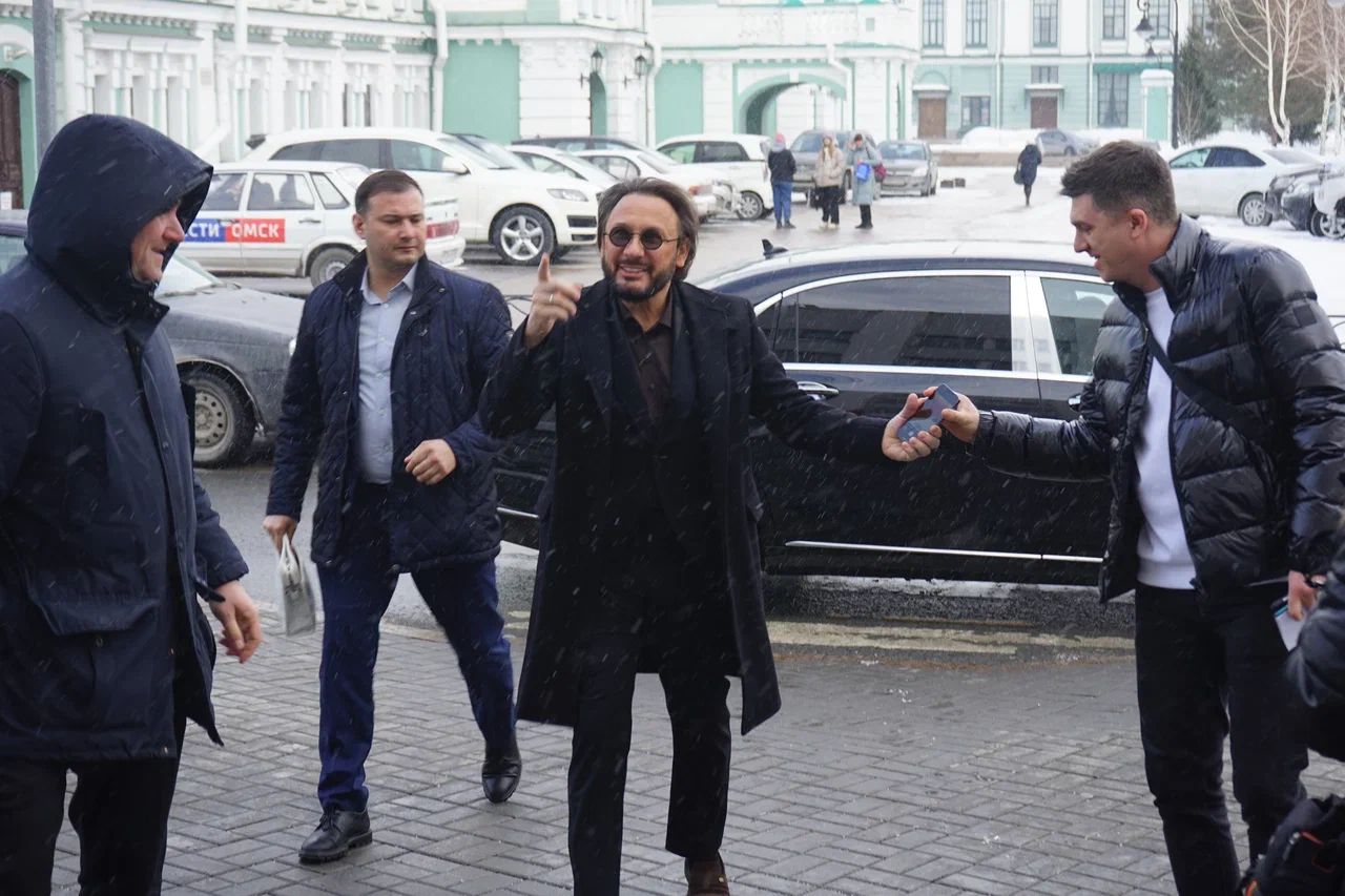 Стас Михайлов спел на избирательном участке в Омске, когда пришёл голосовать