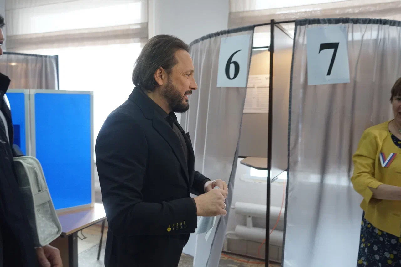 "Всё для тебя!" - фоторепортаж о том, как Стас Михайлов в Омске голосовал за президента