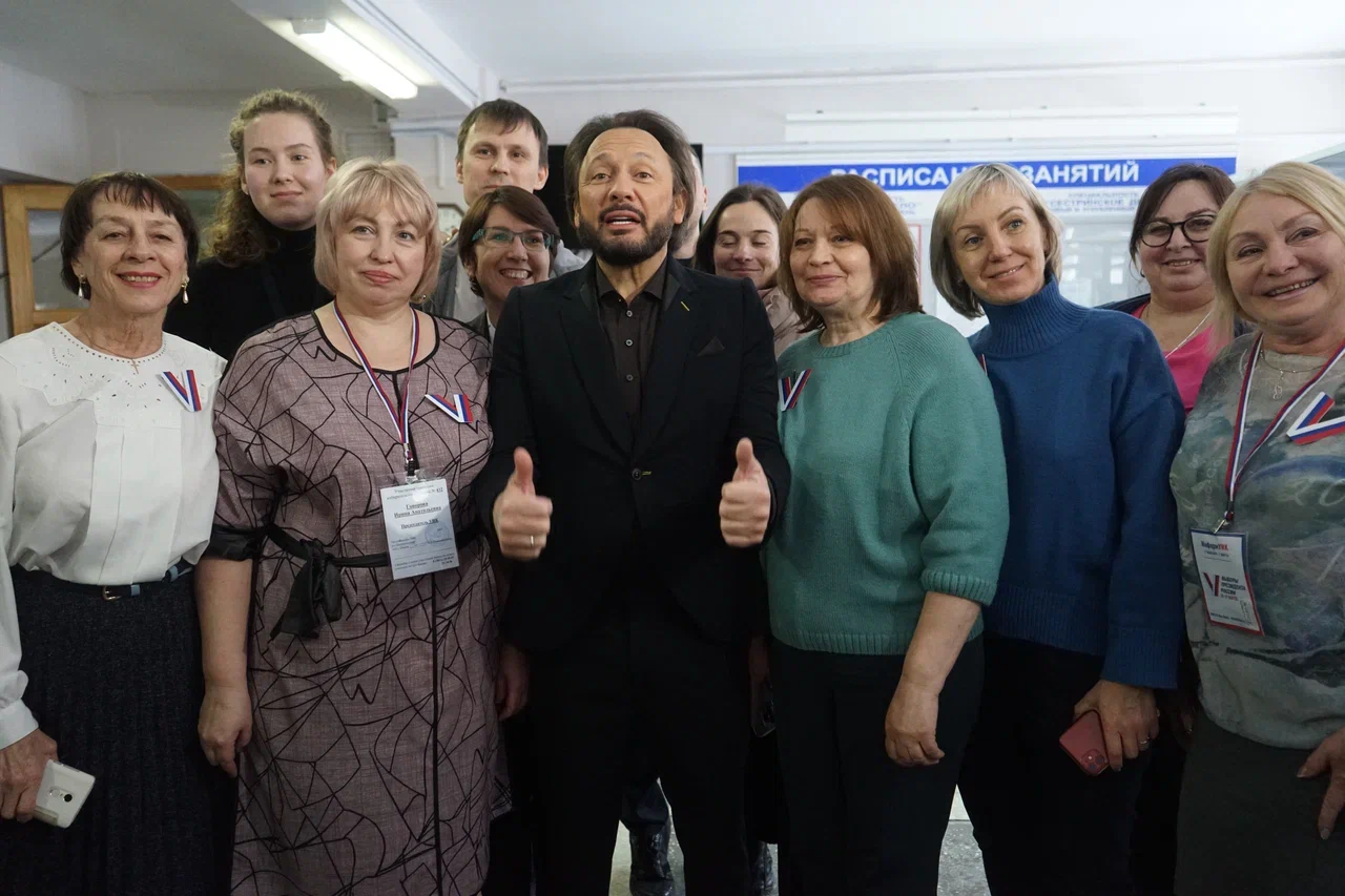 "Всё для тебя!" - фоторепортаж о том, как Стас Михайлов в Омске голосовал за президента