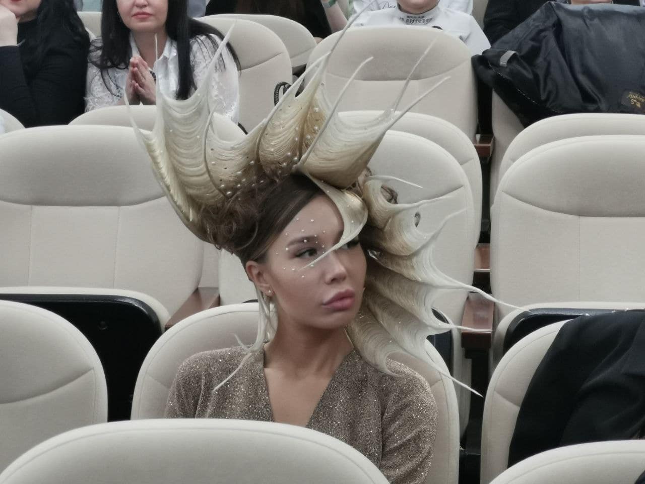 Фэшн-баба-яга, шлем из волос и клей на голове: репортаж с Чемпионата парикмахеров в Омске