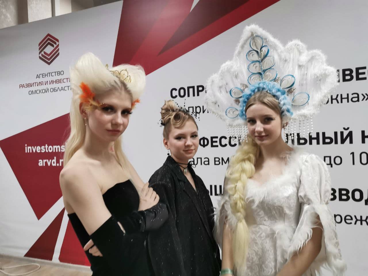 Фэшн-баба-яга, шлем из волос и клей на голове: репортаж с Чемпионата парикмахеров в Омске