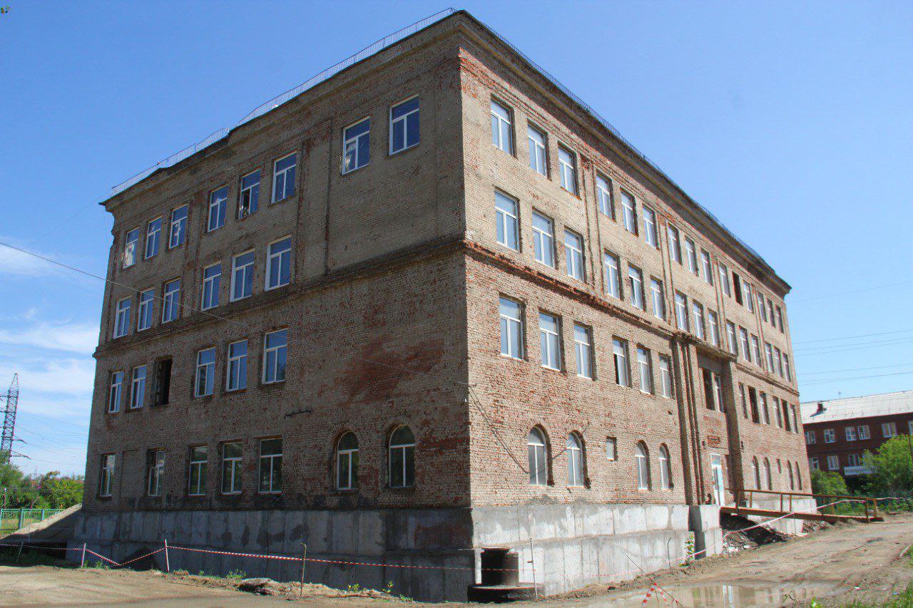 В Омске начали сносить здание гимназии №88 после начала капремонта