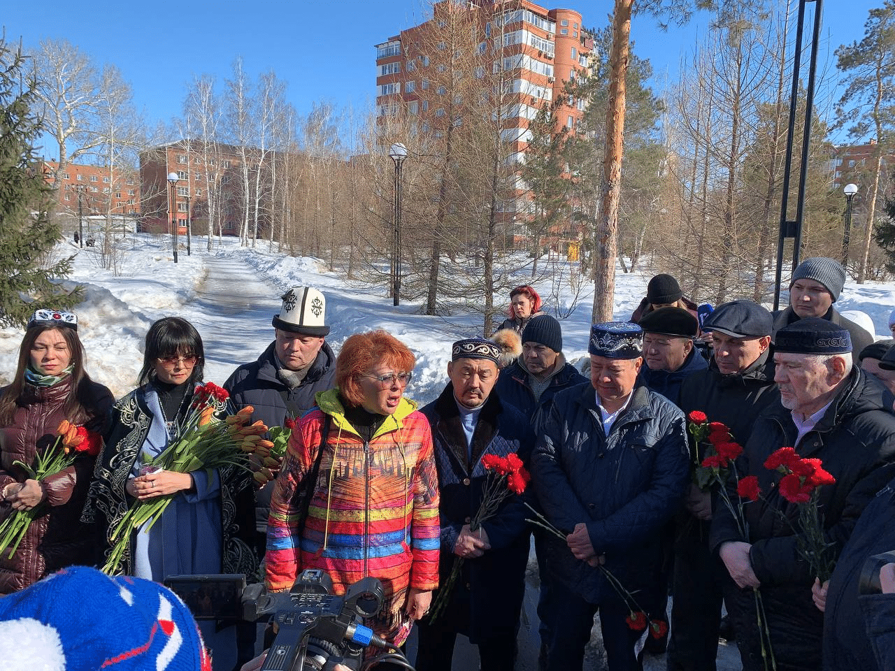 Омичи возложили цветы в сквере Дружбы народов в память о погибших в "Крокусе"