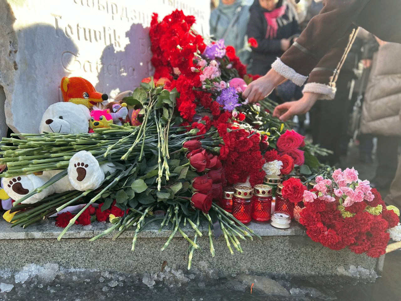 Омичи возложили цветы в сквере Дружбы народов в память о погибших в "Крокусе"