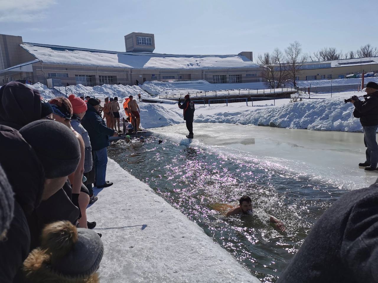 Омские "моржи" искупались в ледяной воде в парке "Зеленый остров"