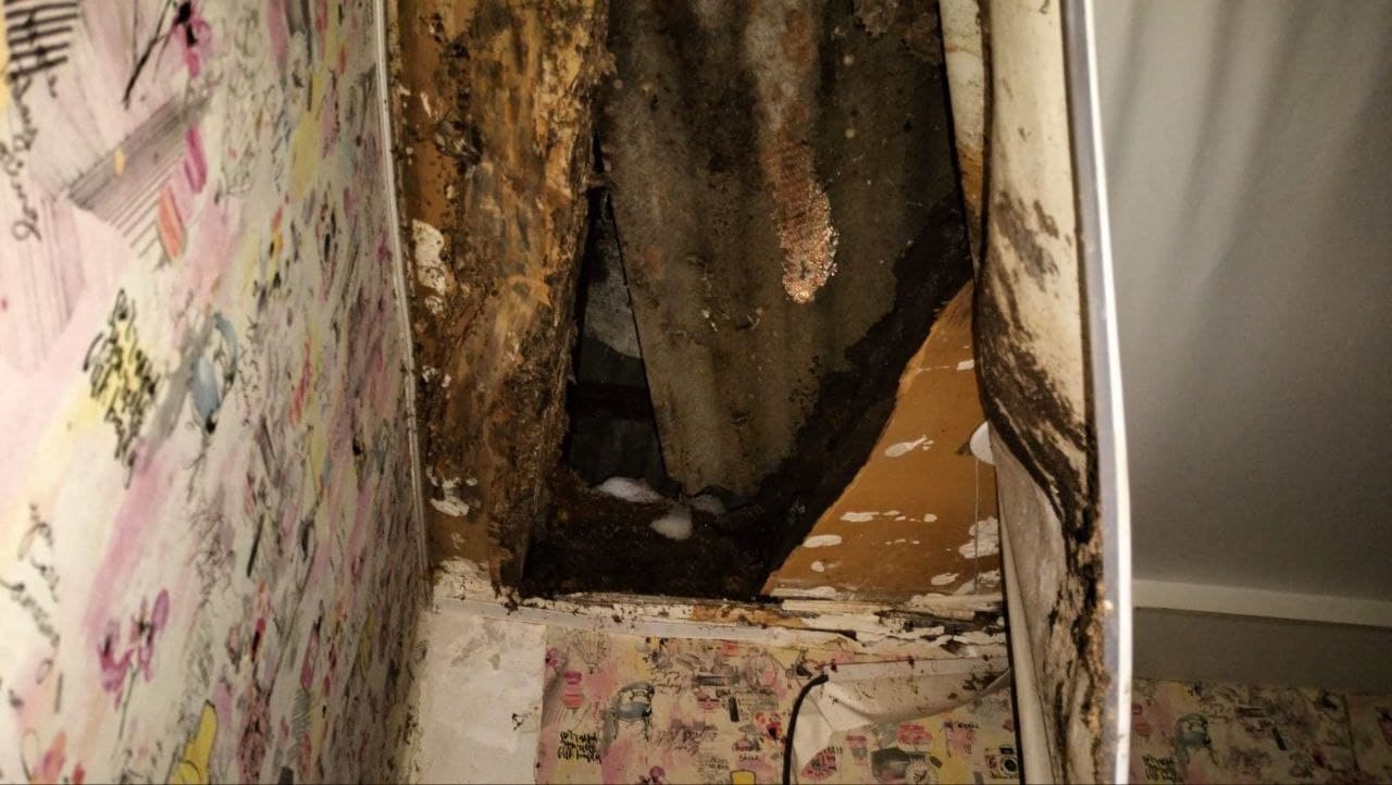 В детской комнате жилого барака на окраине Омска рухнул потолок