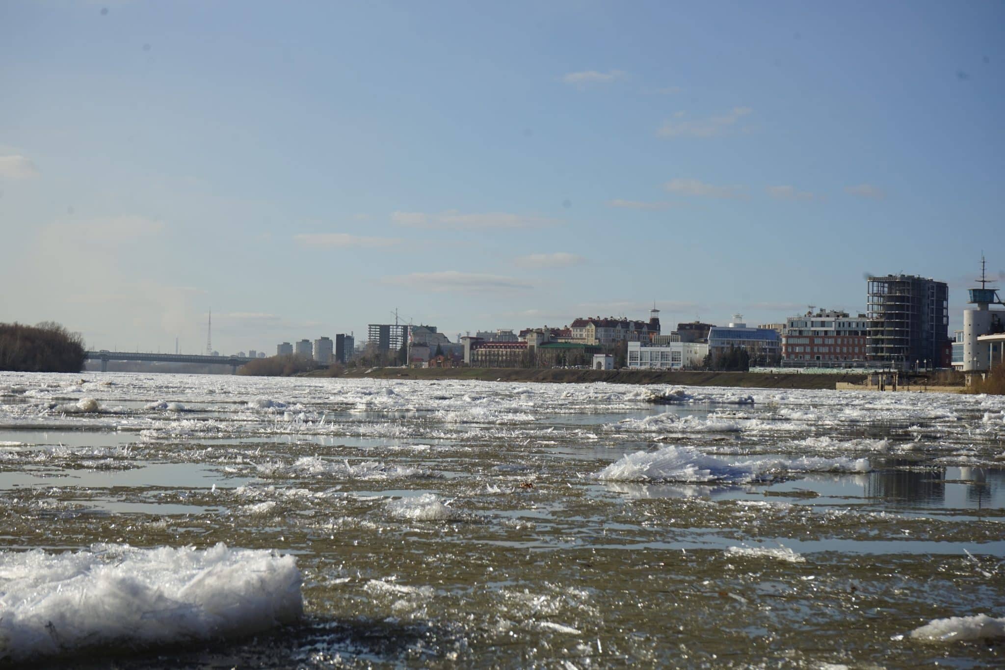 В Омске начался ледоход - 15 кадров, наполненных светом и шёпотом льда