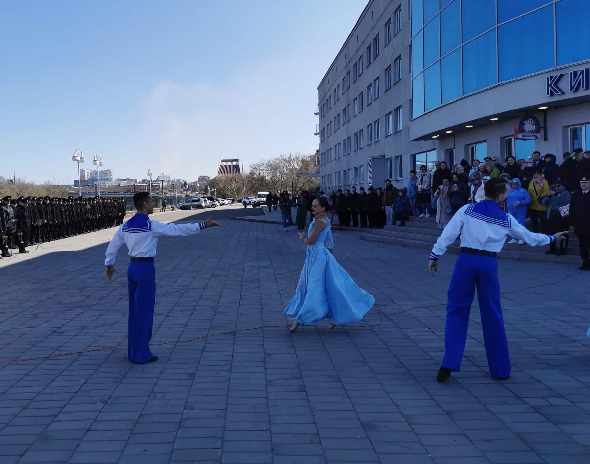 Гул судов, рында и сигнальные огни: как в Омске открыли навигацию по Иртышу - смотрим фото и видео