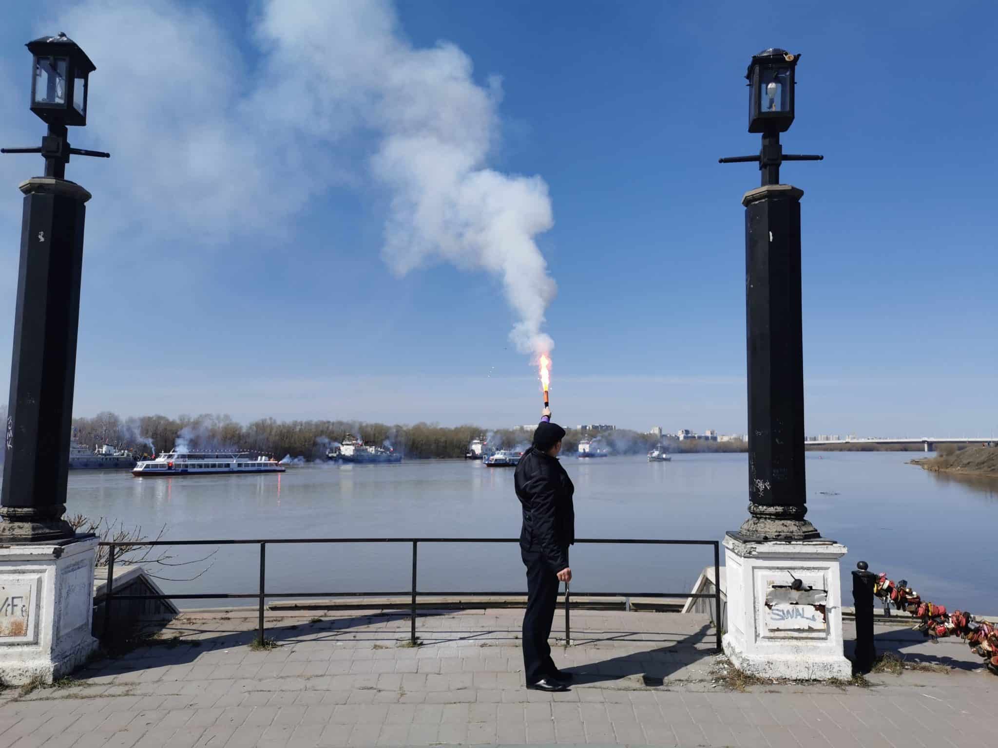 Гул судов, рында и сигнальные огни: как в Омске открыли навигацию по Иртышу - смотрим фото и видео