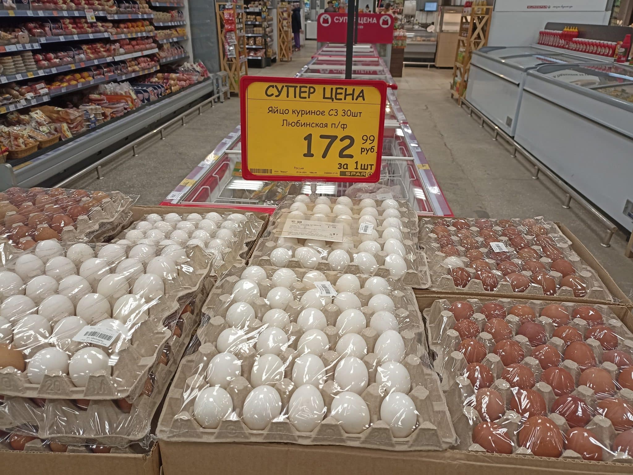 В омских магазинах стали продавать куриные яйца третьего сорта