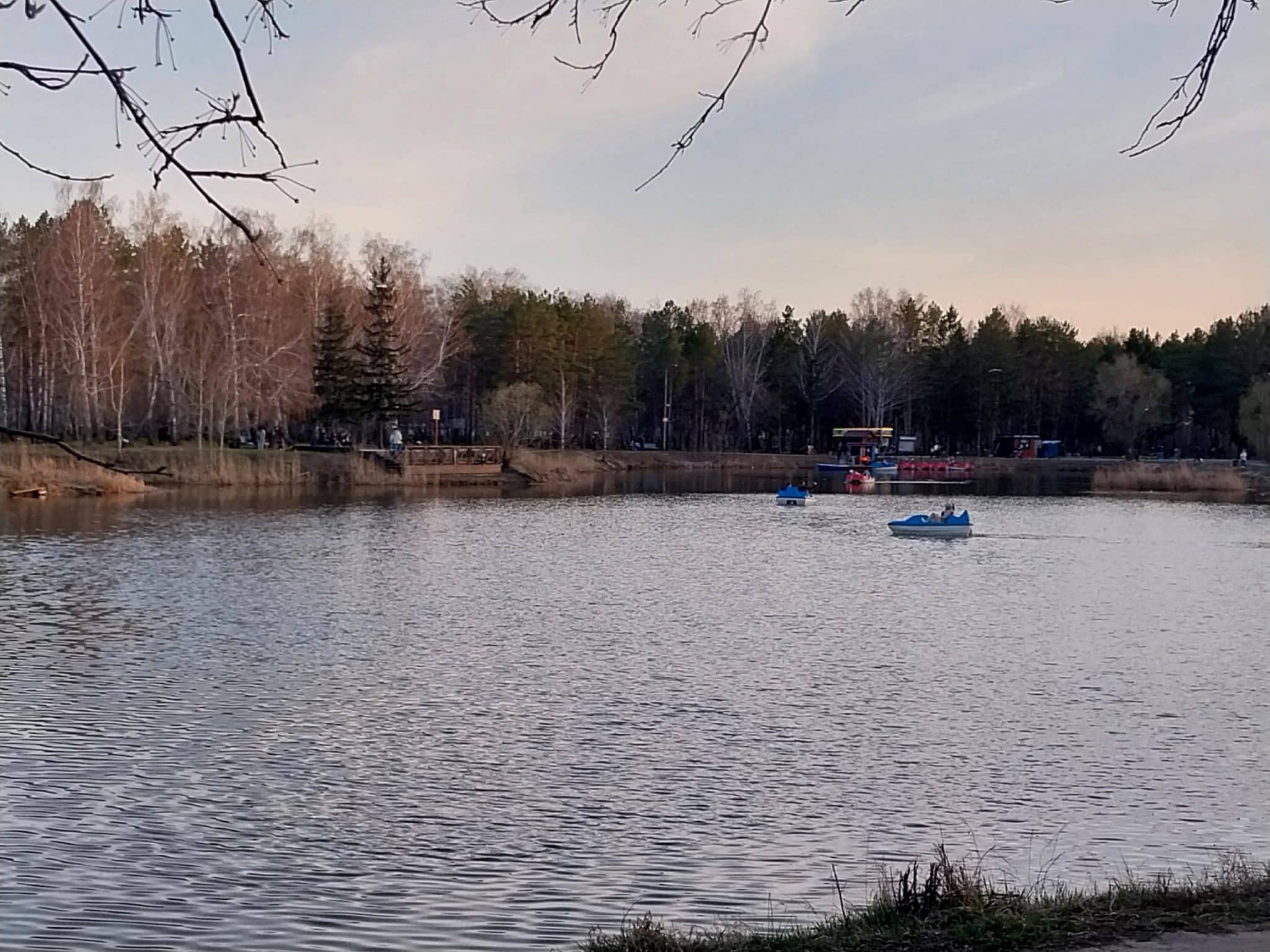 В омском парке 30-летия ВЛКСМ на озере заработали катамараны