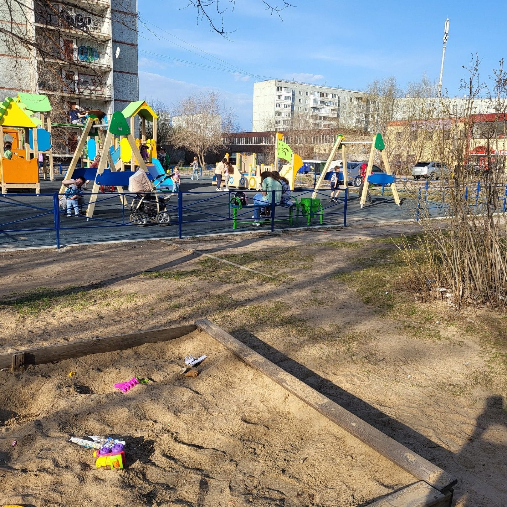В Омске ищут мужчину, напавшего на 8-летнего мальчика на детской площадке