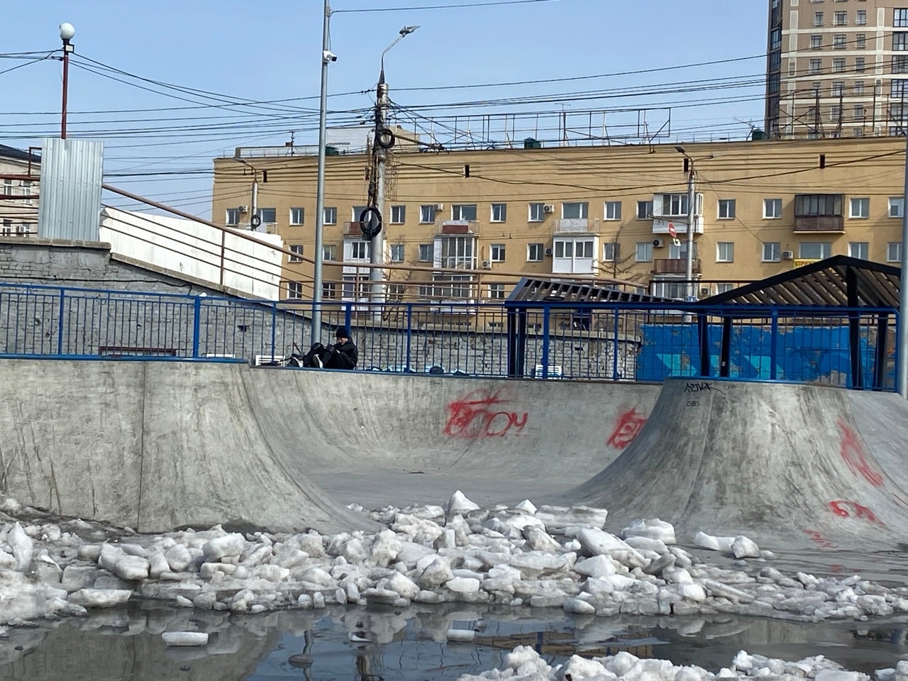 В Омске оттаял скейт-парк и собрал первых подростков