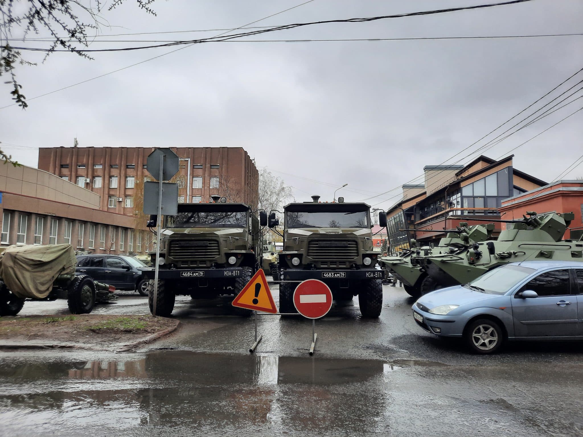 Центр Омска заполонила военная техника - показываем фото