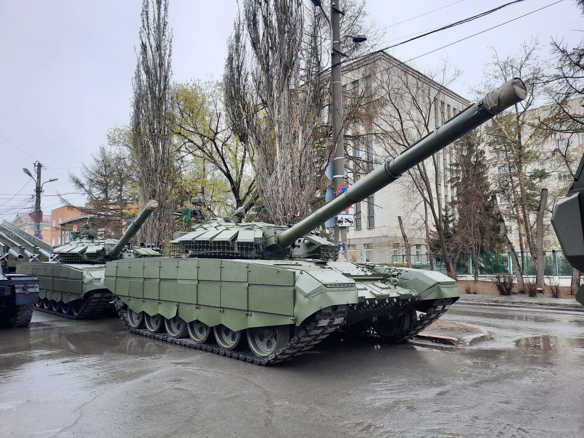 Центр Омска заполонила военная техника - показываем фото