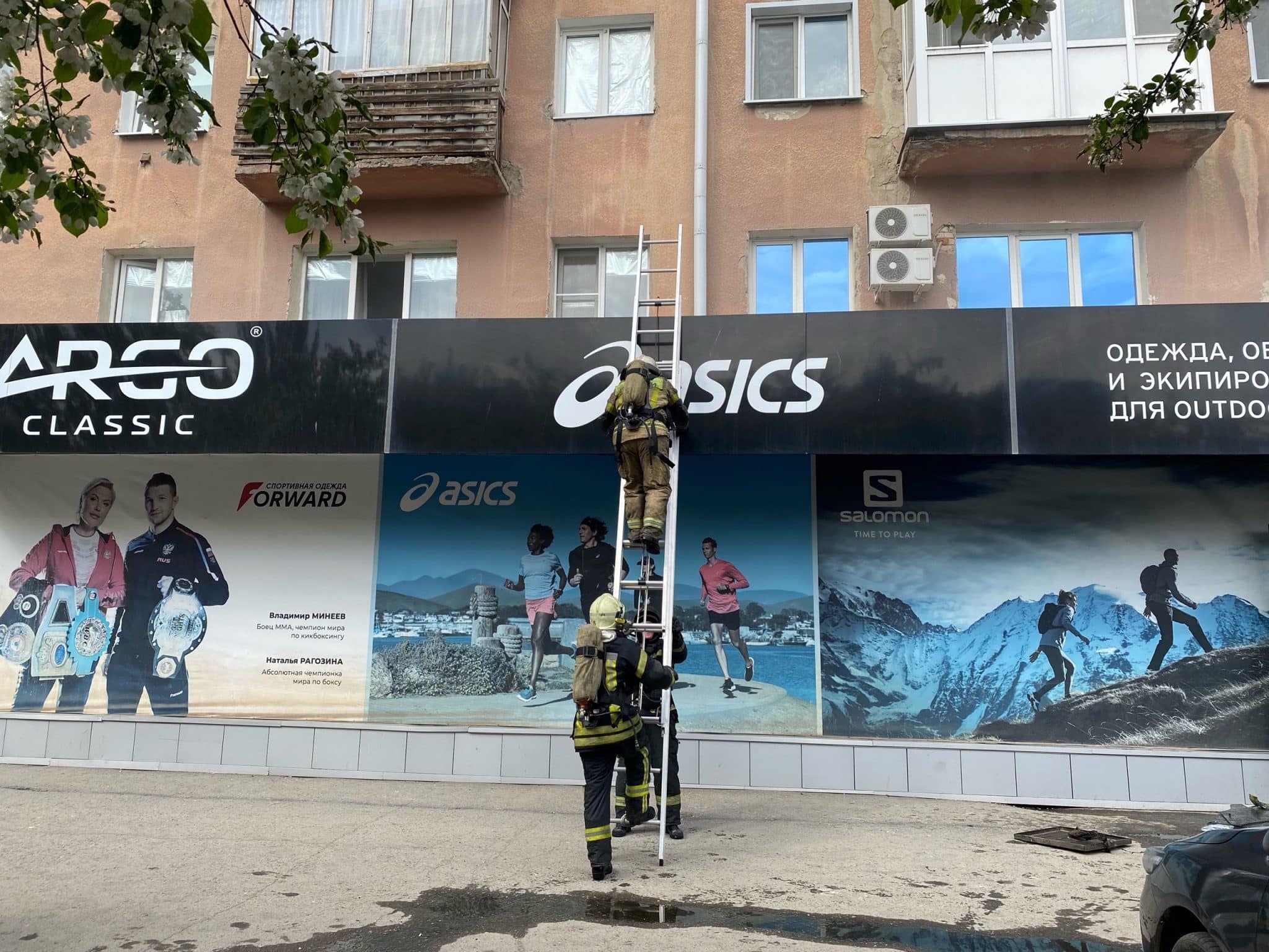 Напротив омского политеха загорелся спортивный магазин