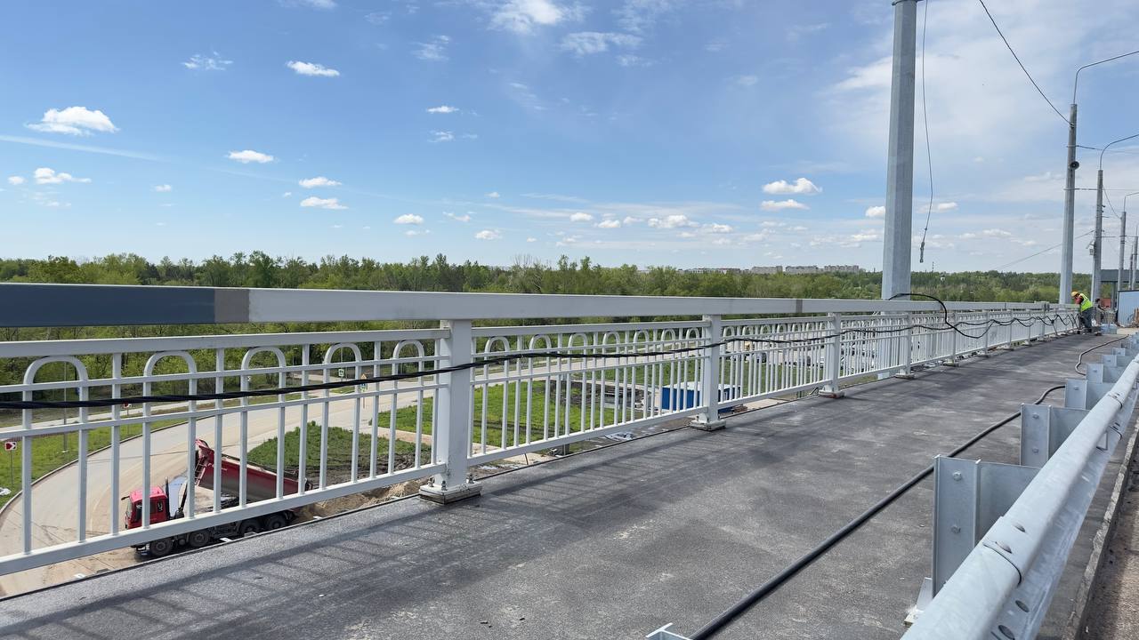 Дорожку для пешеходов на Ленинградском мосту уложили специальным нескользящим покрытием