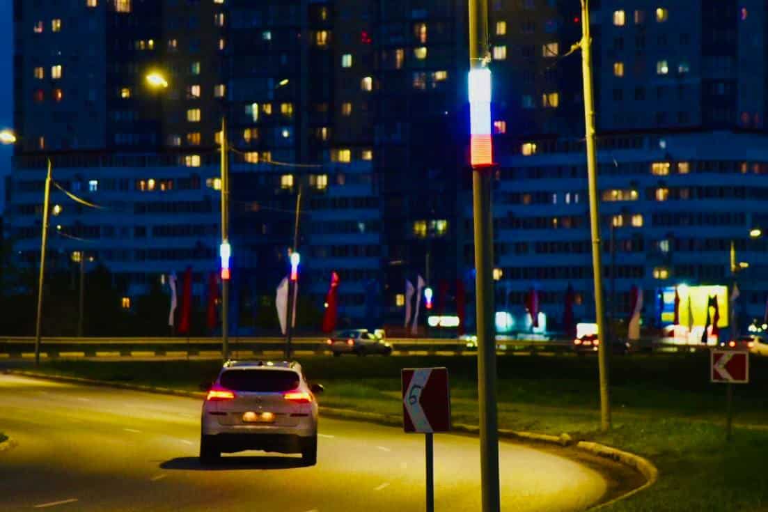 Фонарные столбы в Омске украсили неоновым флагом России - смотрите, что получилось