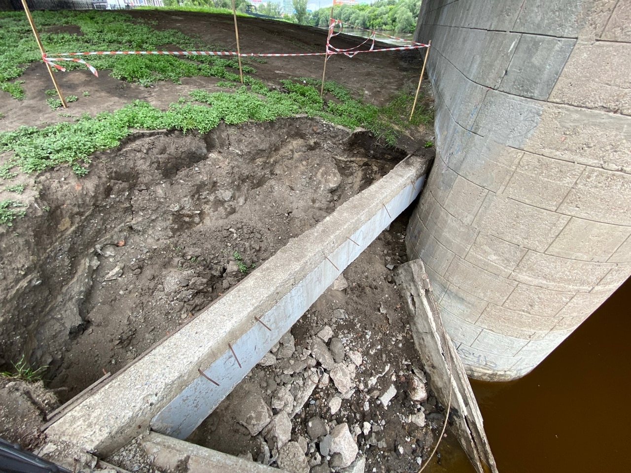 Под Комсомольским мостом в центре Омска рухнула плита перекрытия - фото