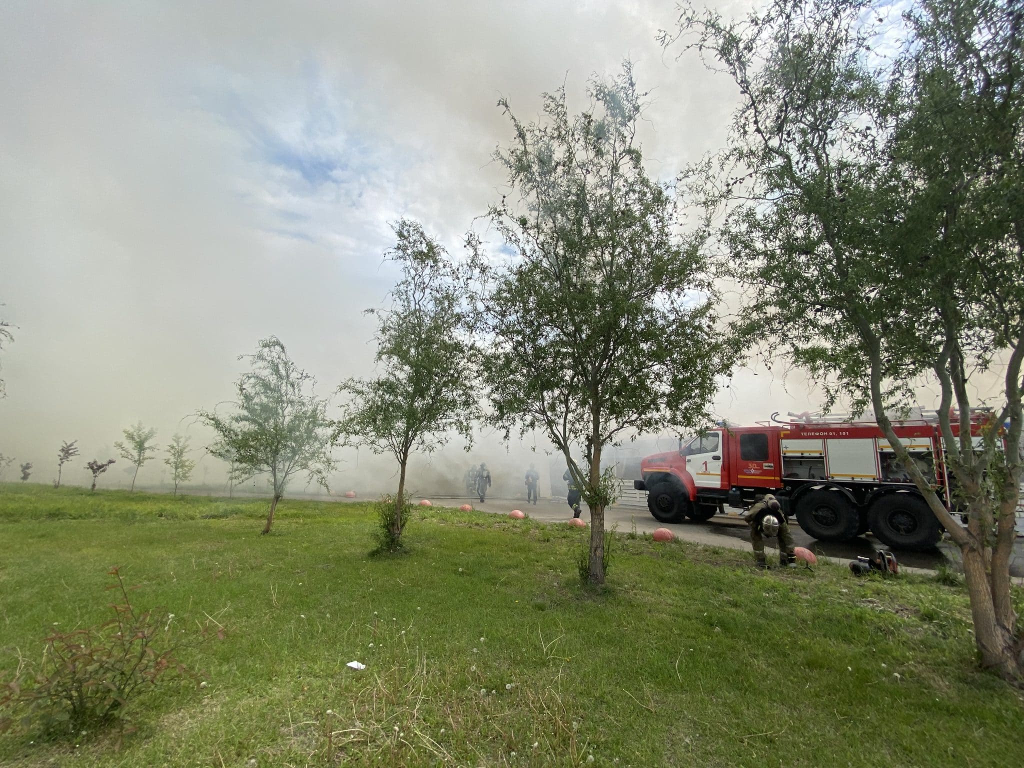 Дым столбом и 400 квадратов огня: фоторепортаж с пожара в ресторане "Хочу Пури" в Омске