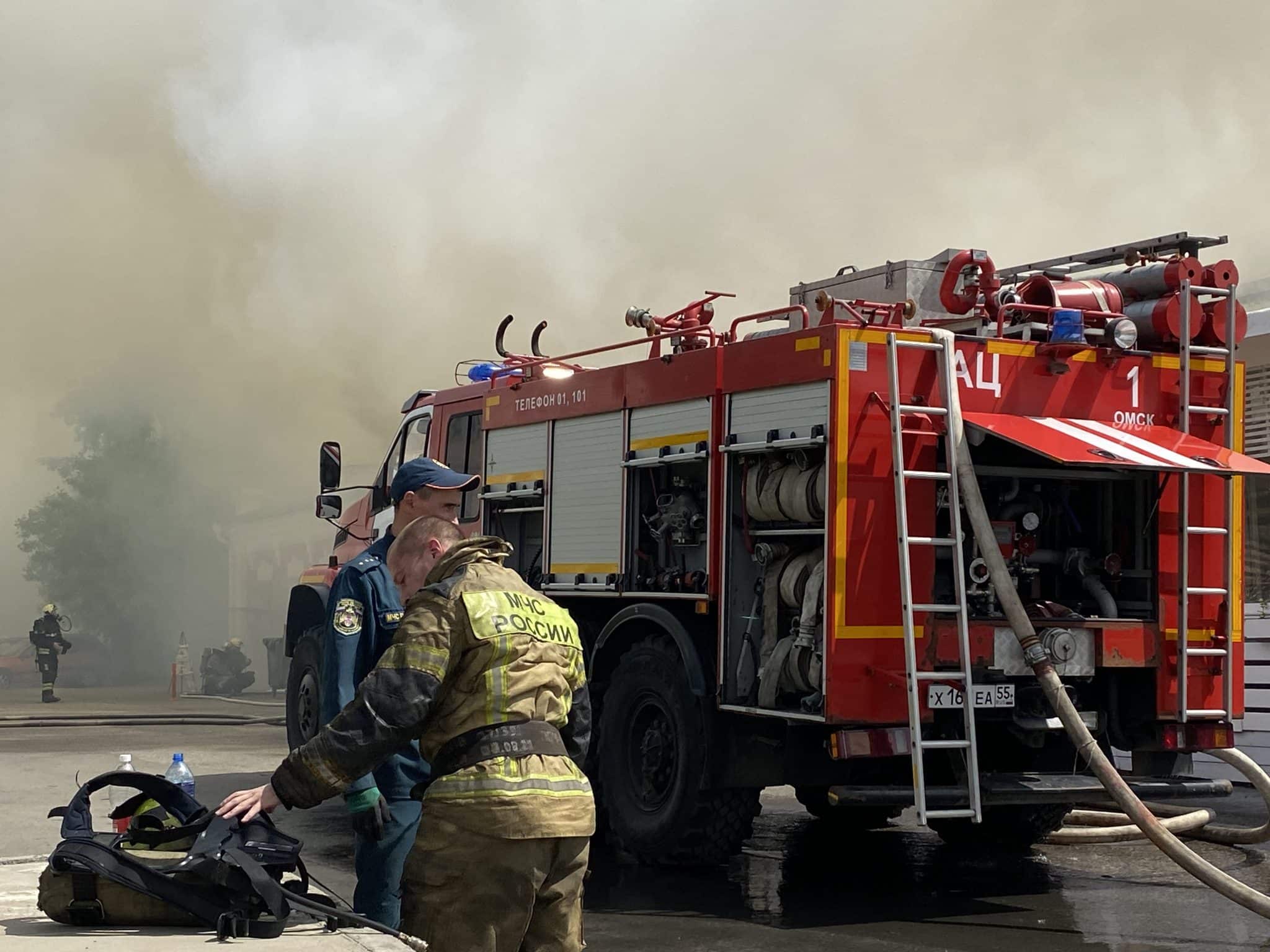 Дым столбом и 400 квадратов огня: фоторепортаж с пожара в ресторане "Хочу Пури" в Омске