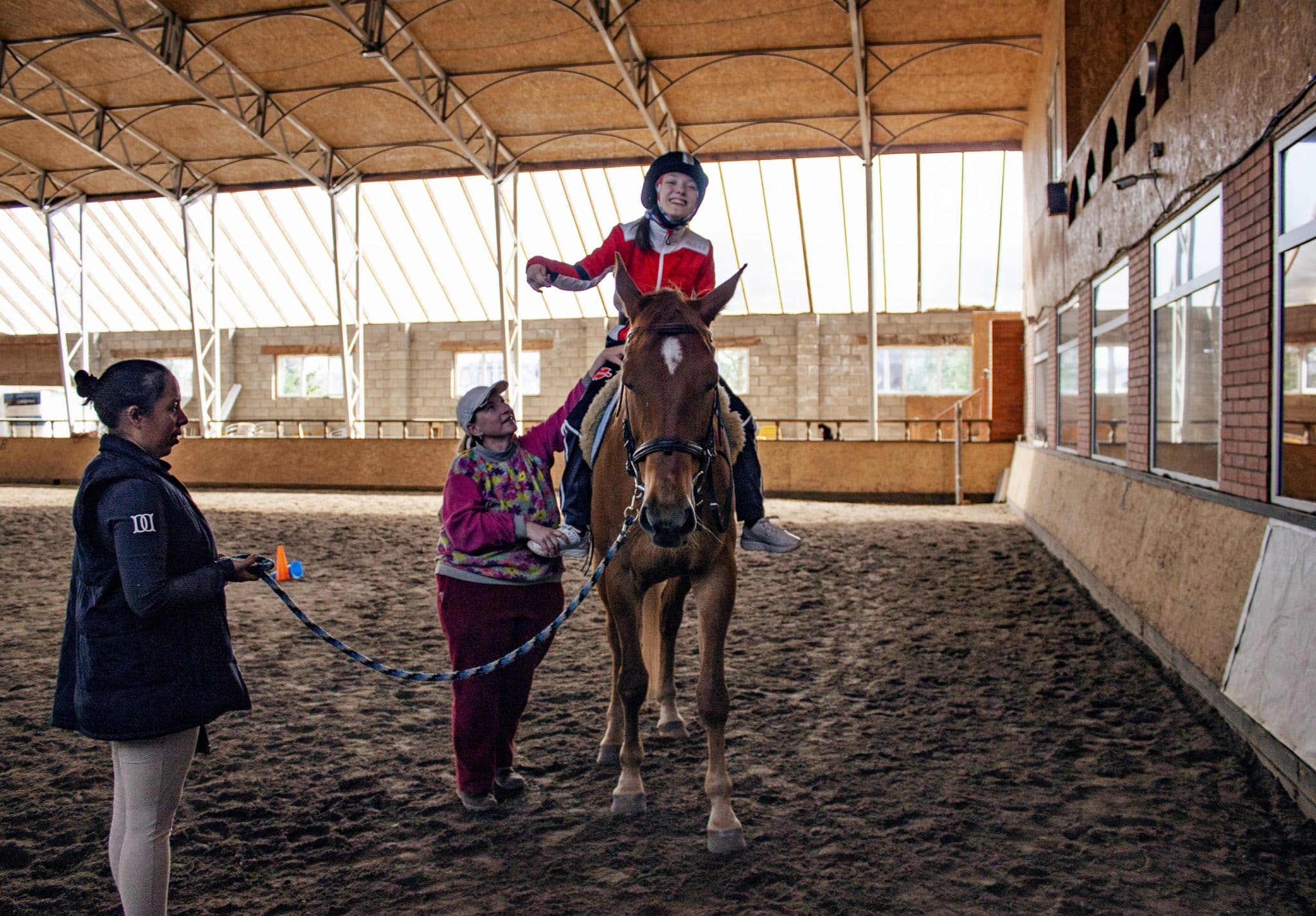 «Лошади изменили ее жизнь»: история Лизы Журавлевой и ее рыжегривого помощника