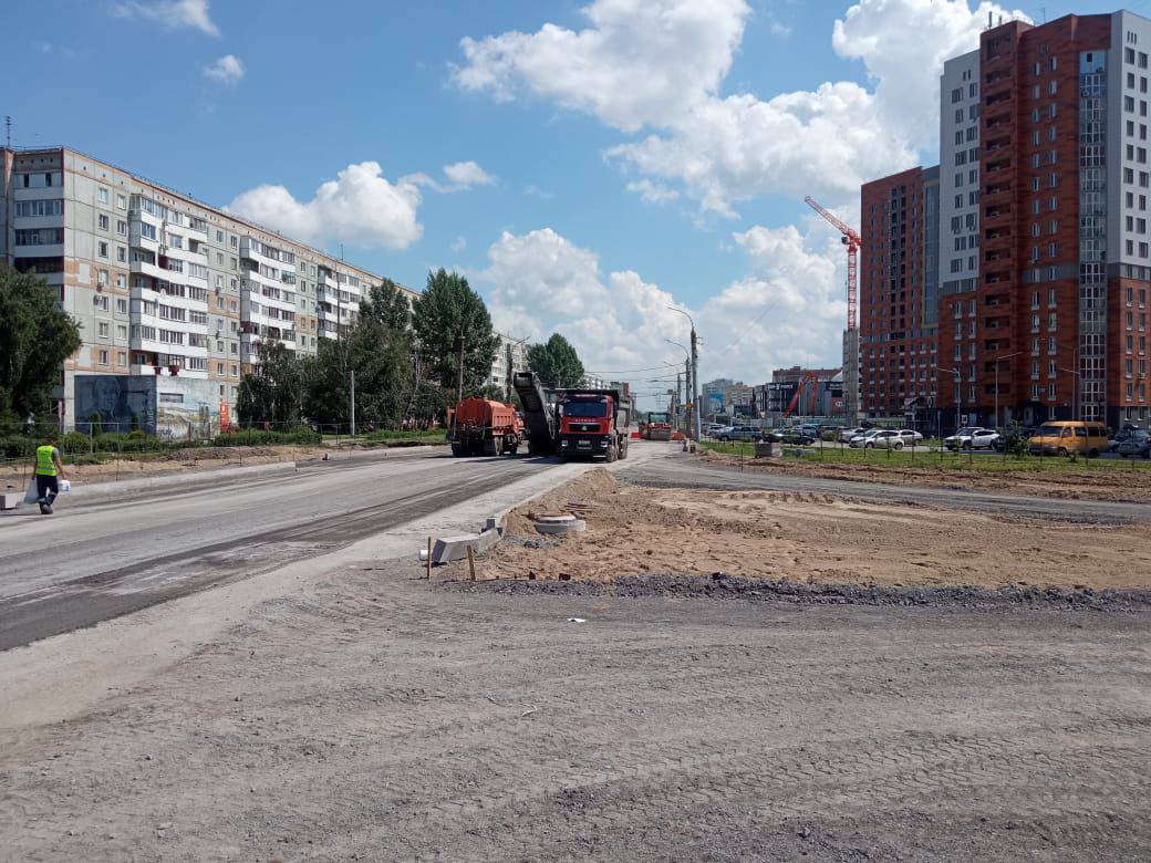 В Омске начали асфальтировать перекрёсток бульвар Архитекторов - Степанца