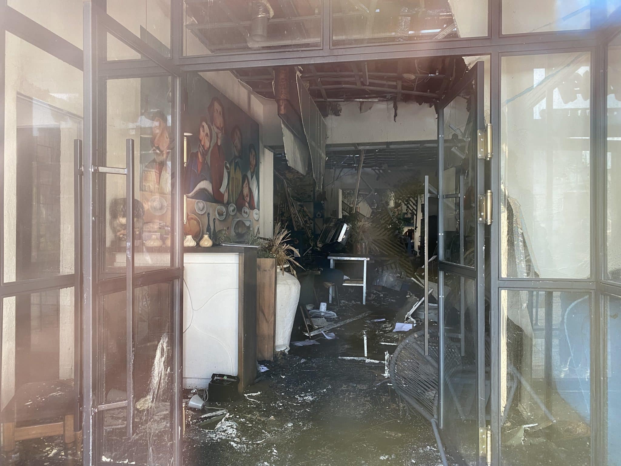 Копоть, вода и уцелевшие грузины - смотрим, как выглядит омский ресторан "Хочу Пури" после пожара