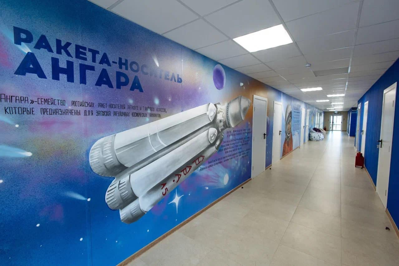 Любочка и Степаныч, Гагарин, Врубель и "просто космос": как украсили стены новых корпусов омского "Орлёнка"