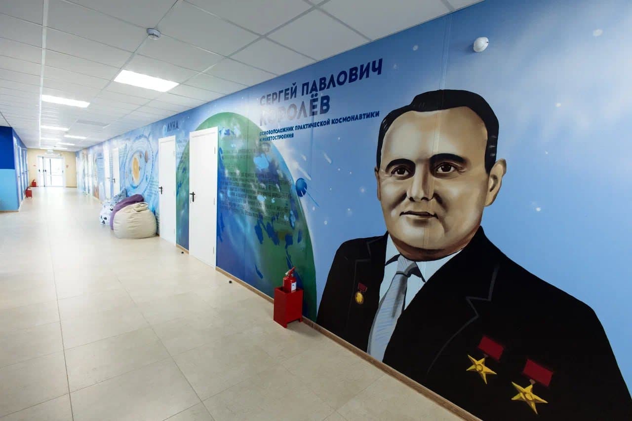 Любочка и Степаныч, Гагарин, Врубель и "просто космос": как украсили стены новых корпусов омского "Орлёнка"