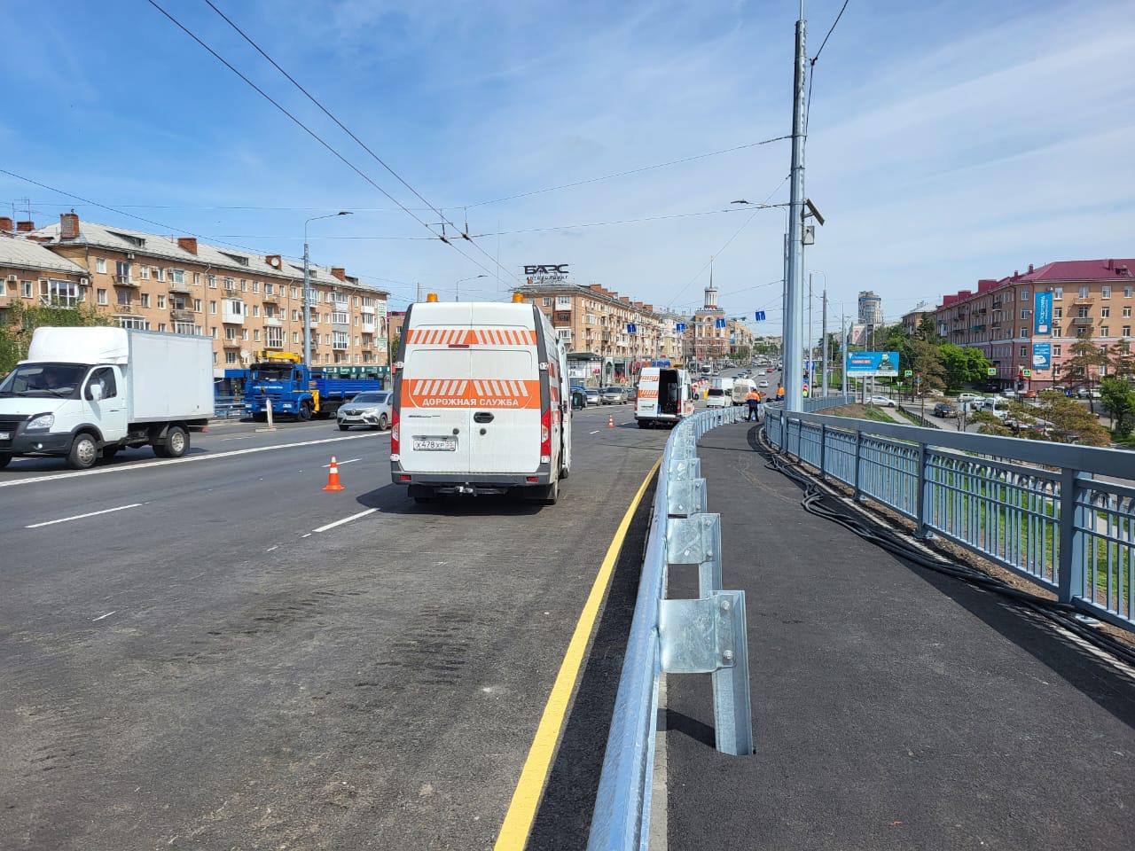 В Омске на Ленинградском мосту запретили ездить по крайним правым полосам (схема)