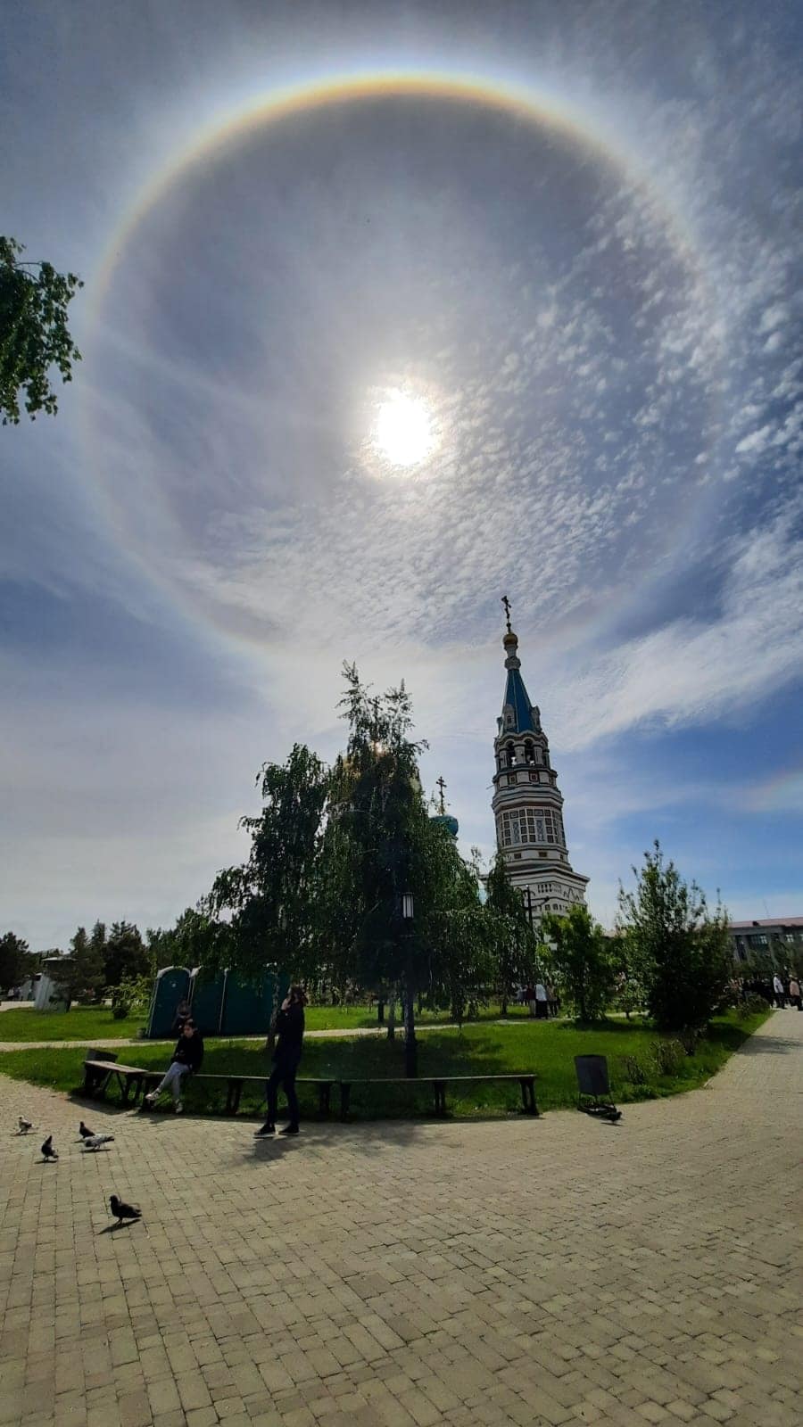 В небе над Омском появилось редкое летнее гало - светящийся круг