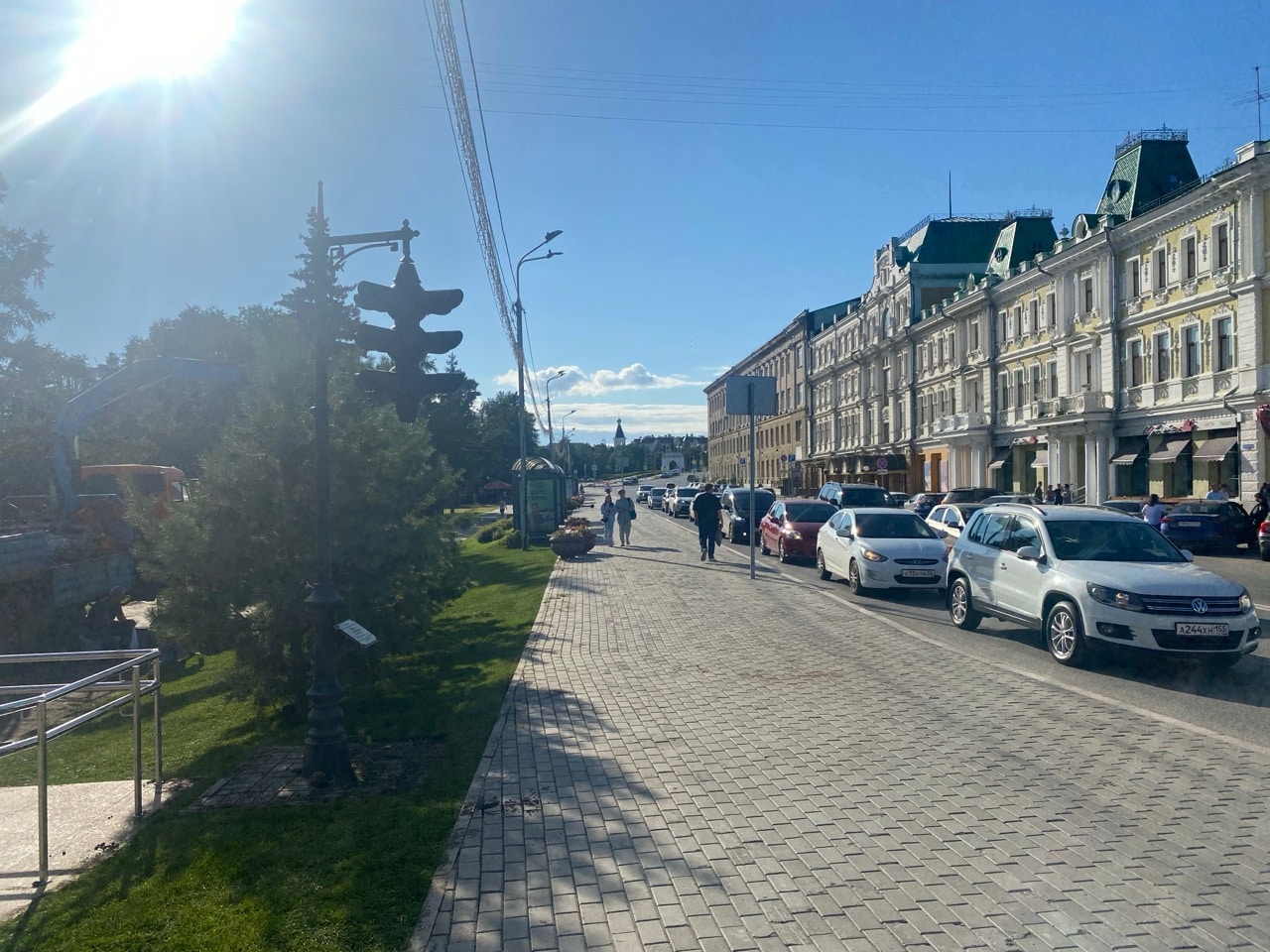 На лестнице за Юбилейным мостом во время ремонта убрали велосипедный пандус - люди едут по газону