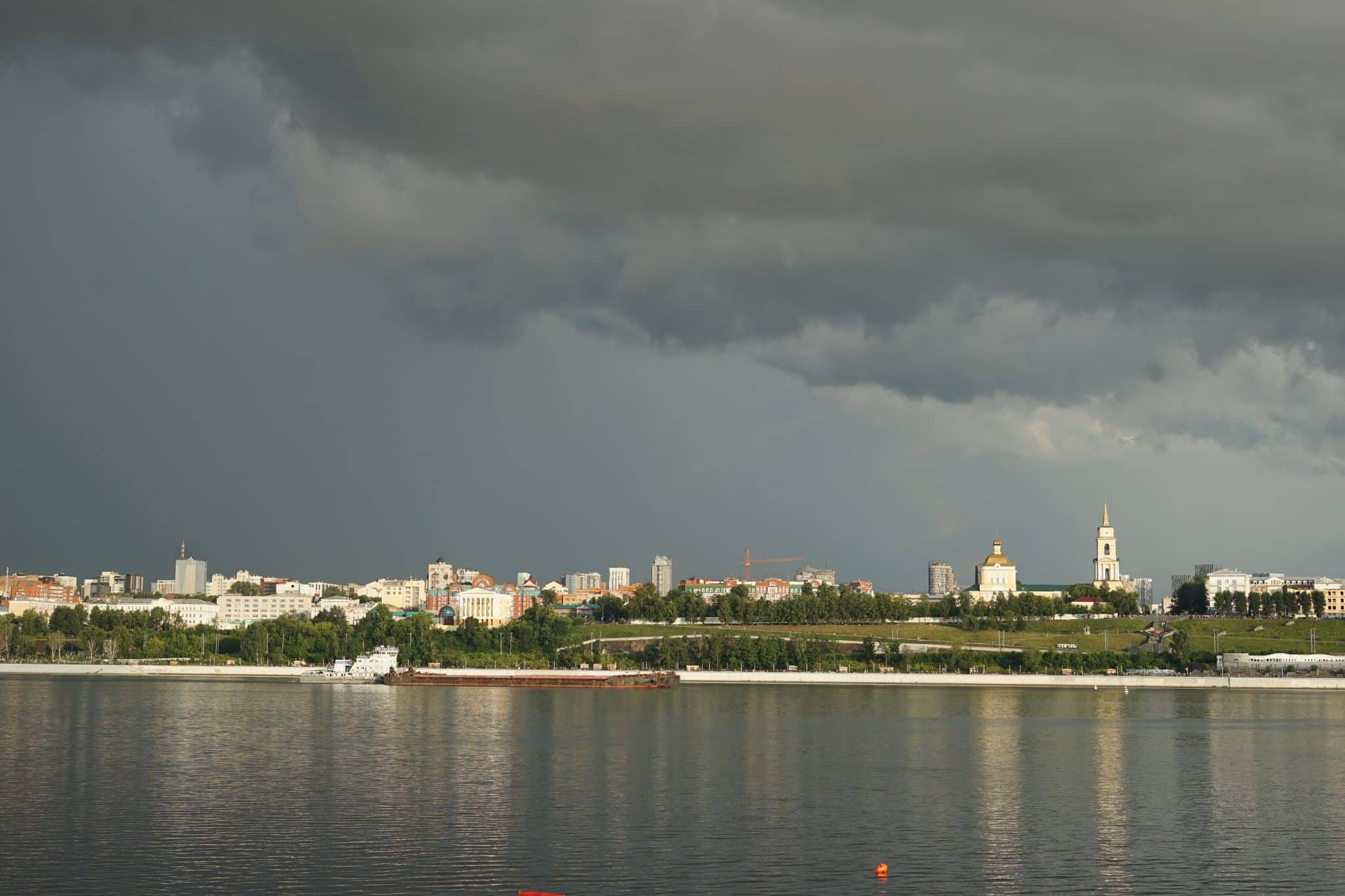 Кронирование здорового человека, полуночный трамвай и проспекты без пробок: сравниваем Омск и Пермь